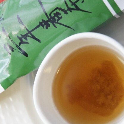 こっそり登場・・良く飲んでいるほうじ茶と一緒に。
もしかしたら、同じ種類の飲んだことありますか？黄色のパッケージとか。
ご馳走様です♪<(_ _*)> 感謝